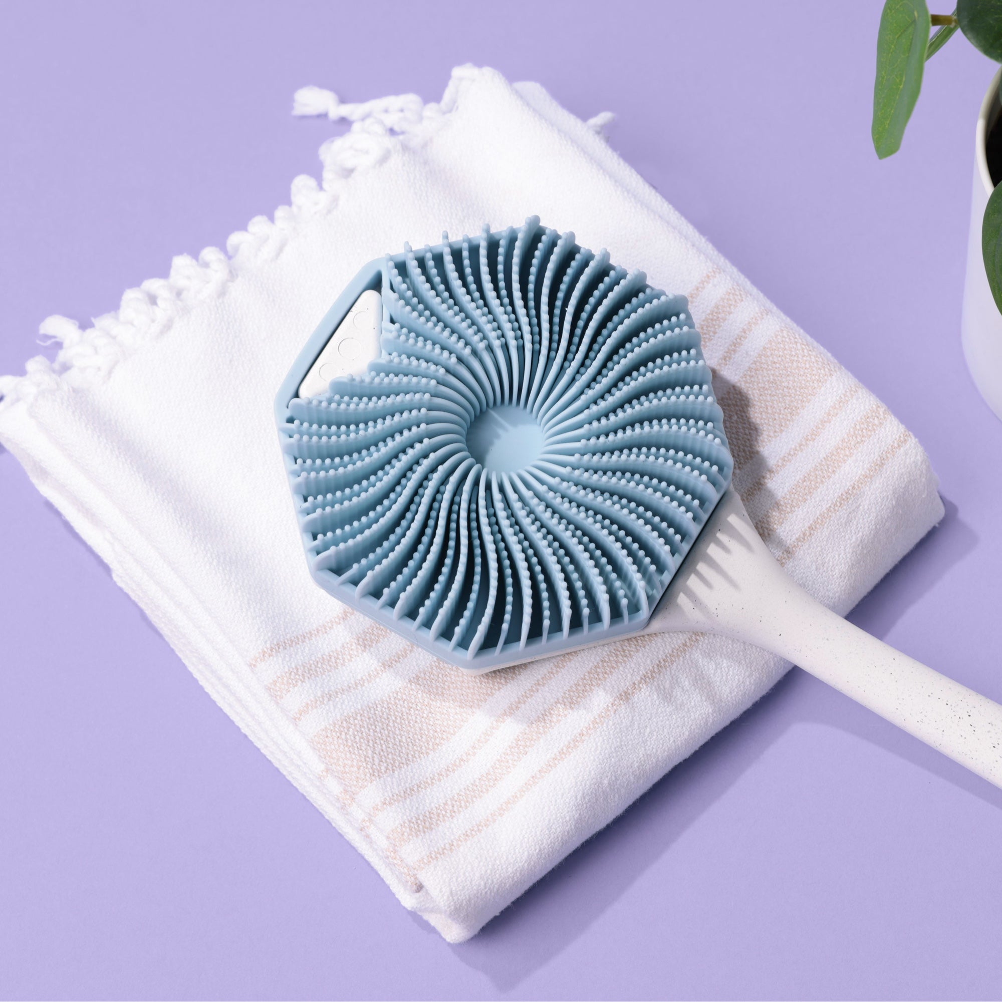 Front view of Sud Scrub Body Scrubber fastened onto Sud Scrub Extender Handle